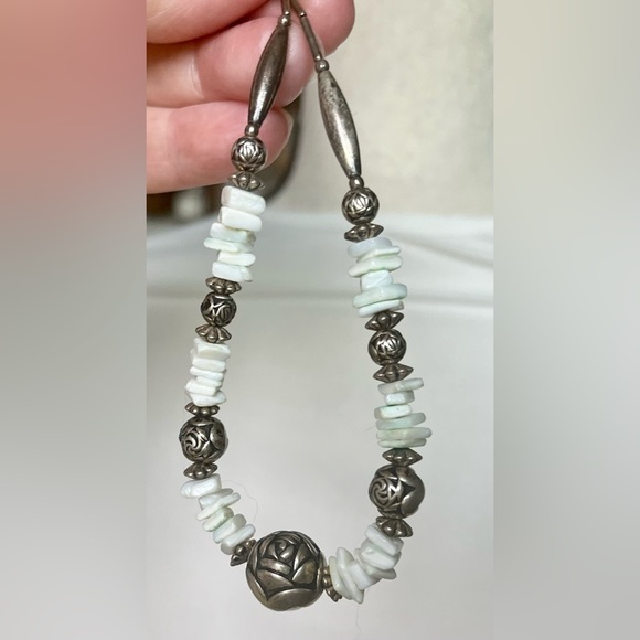 Gemstone chip & silver tone flower etched beads necklace jewelry - Picture 3 of 10